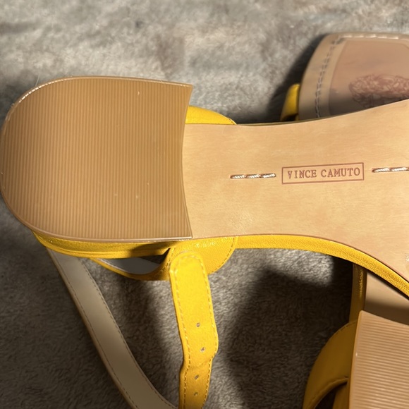 NEW Vince Camuto mustard yellow sandals, size 9 Wide. Never worn. - Picture 4 of 8
